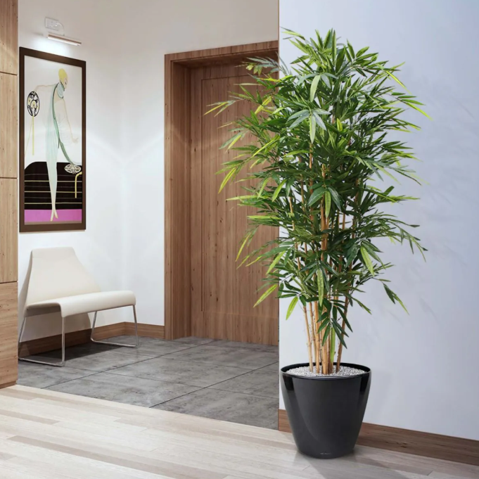 Decoratieve kunstplant met natuurlijke uitstraling in zwarte keramische pot, ideaal voor woonkamer of kantoor.