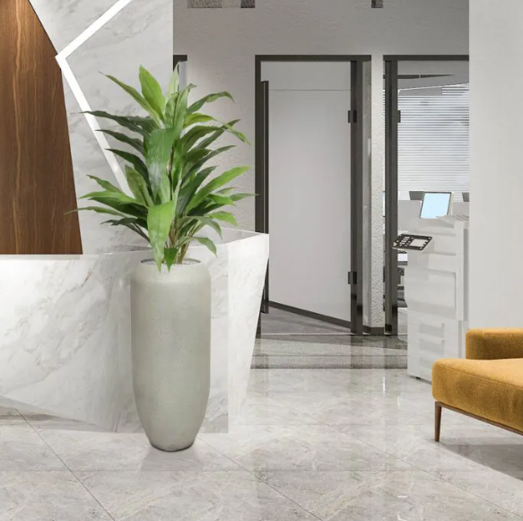 Professioneel kantoorinterieur met kunstplanten die bijdragen aan een verzorgde en duurzame werkomgeving.