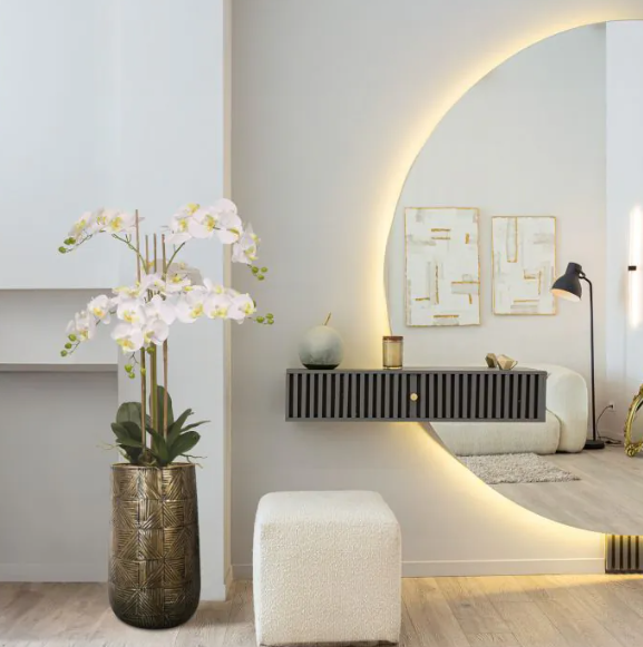 Moderne werkruimte met kunstplanten die zorgen voor een nette, duurzame en uitnodigende kantooromgeving.