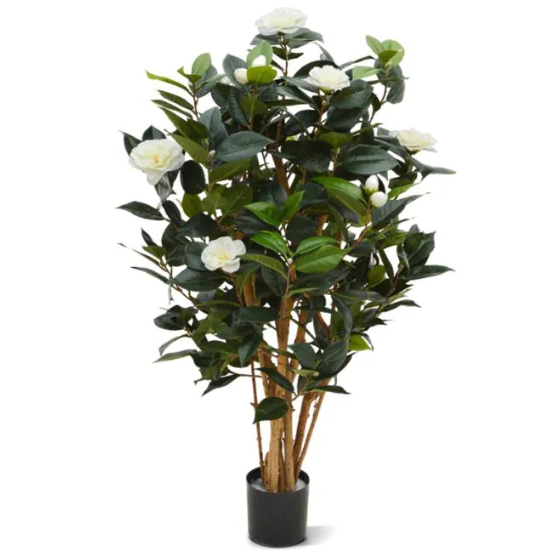 Moderne werkruimte met kunstplanten die zorgen voor een nette, duurzame en uitnodigende kantooromgeving.