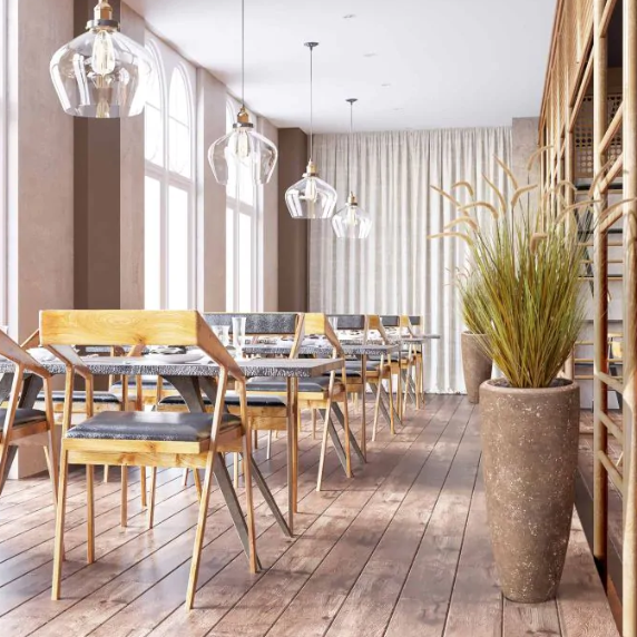 Moderne werkruimte met kunstplanten die zorgen voor een nette, duurzame en uitnodigende kantooromgeving.