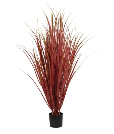 Buitenruimte met UV-bestendige kunstplanten die zorgen voor een groene, onderhoudsvrije uitstraling in de tuin.