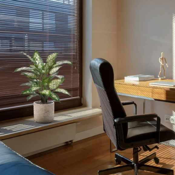 Moderne werkruimte met kunstplanten die zorgen voor een nette, duurzame en uitnodigende kantooromgeving.