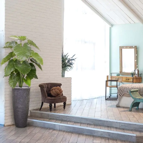 Moderne werkruimte met kunstplanten die zorgen voor een nette, duurzame en uitnodigende kantooromgeving.