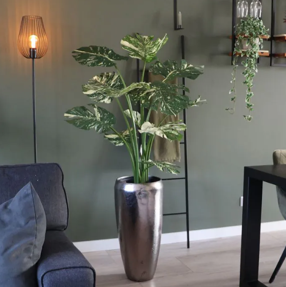 Moderne werkruimte met kunstplanten die zorgen voor een nette, duurzame en uitnodigende kantooromgeving.