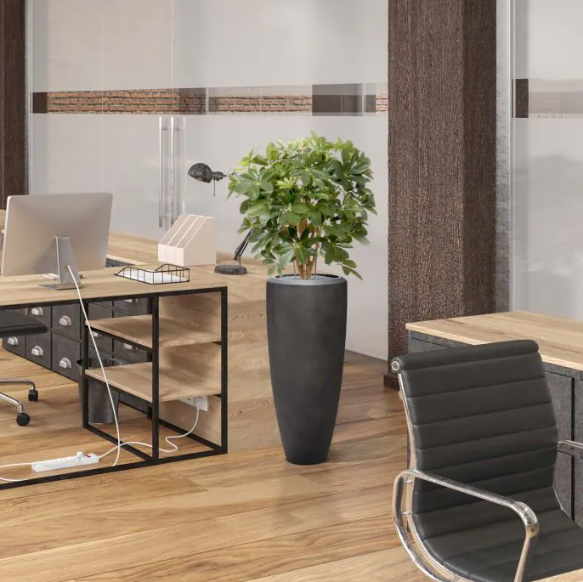 Moderne werkruimte met kunstplanten die zorgen voor een nette, duurzame en uitnodigende kantooromgeving.