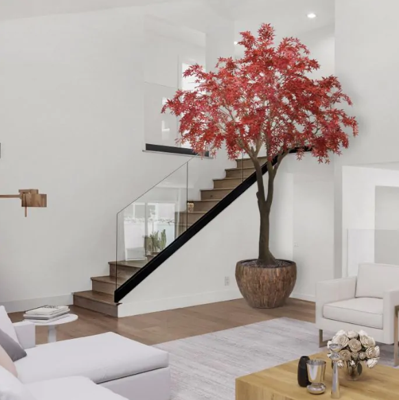 Moderne werkruimte met kunstplanten die zorgen voor een nette, duurzame en uitnodigende kantooromgeving.