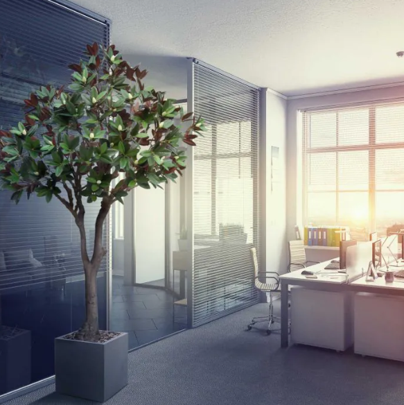 Moderne werkruimte met kunstplanten die zorgen voor een nette, duurzame en uitnodigende kantooromgeving.