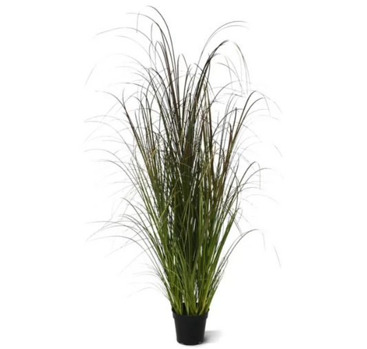 Moderne werkruimte met kunstplanten die zorgen voor een nette, duurzame en uitnodigende kantooromgeving.