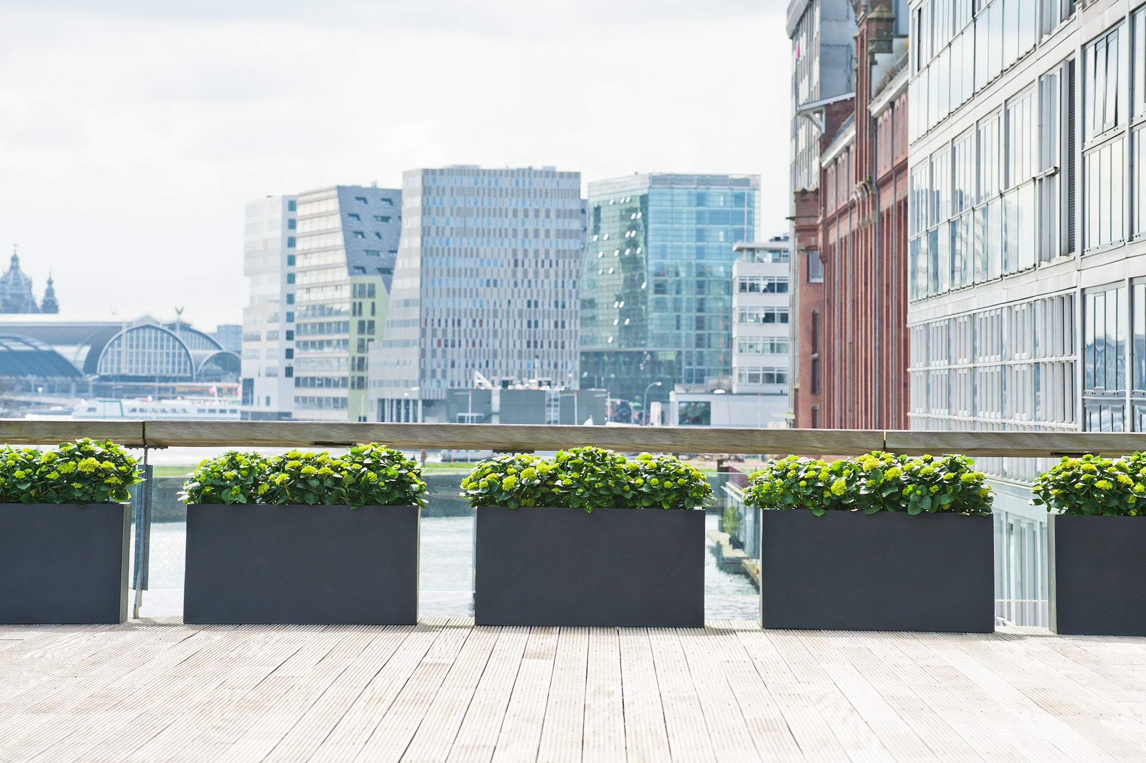 Strakke entree met moderne plantenbakken