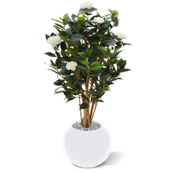 Moderne werkruimte met kunstplanten die zorgen voor een nette, duurzame en uitnodigende kantooromgeving.