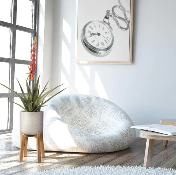 Moderne werkruimte met kunstplanten die zorgen voor een nette, duurzame en uitnodigende kantooromgeving.