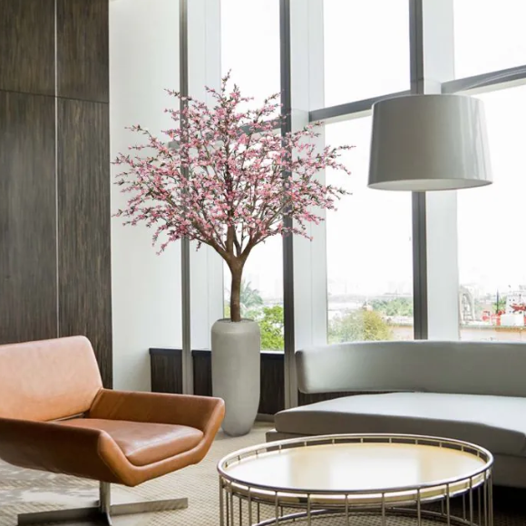 Moderne werkruimte met kunstplanten die zorgen voor een nette, duurzame en uitnodigende kantooromgeving.