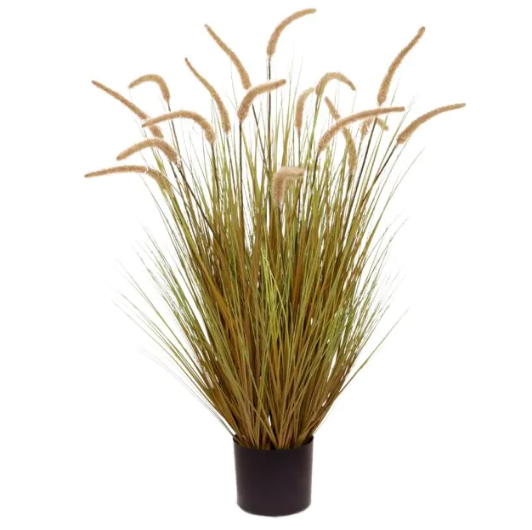 Moderne werkruimte met kunstplanten die zorgen voor een nette, duurzame en uitnodigende kantooromgeving.