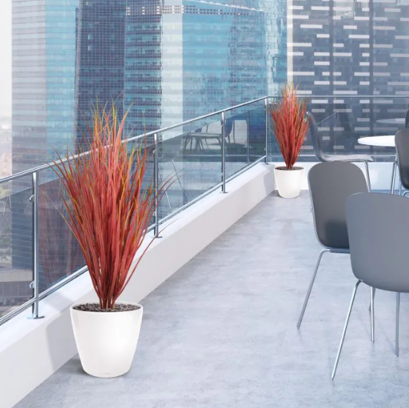 Buitenruimte met UV-bestendige kunstplanten die zorgen voor een groene, onderhoudsvrije uitstraling in de tuin.