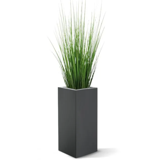 Moderne werkruimte met kunstplanten die zorgen voor een nette, duurzame en uitnodigende kantooromgeving.