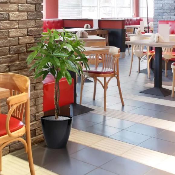 Moderne werkruimte met kunstplanten die zorgen voor een nette, duurzame en uitnodigende kantooromgeving.