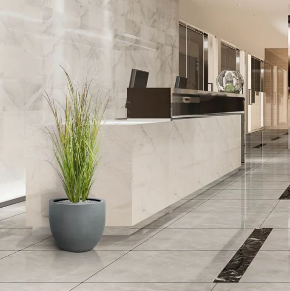 Moderne werkruimte met kunstplanten die zorgen voor een nette, duurzame en uitnodigende kantooromgeving.