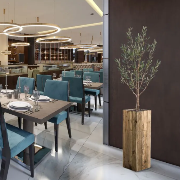 Moderne horeca restaurant met kunstplanten die zorgen voor een nette, duurzame en uitnodigende kantooromgeving.